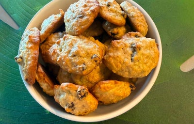 Foto de cima de uma simples receita de Cookie de Chuchu, servidos em um prato fundo