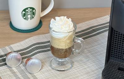 Fotografia em tons de verde escuro com uma xícara com a bebida de starbucks com chantilly, um paninho verde. Fotografia em tons de verde escuro com uma xícara com a bebida de starbucks com chantilly, um paninho verde.