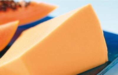 Fotografia em tons de laranja e azul vista de frente, um prato azul quadrado contém pedaços de mamão. Fotografia em tons de laranja e azul vista de frente, um prato azul quadrado contém pedaços de mamão.
