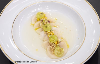 Crudo de vieiras com manga, maçã verde, uvas e vinagrete, finalizado com xerém de castanha