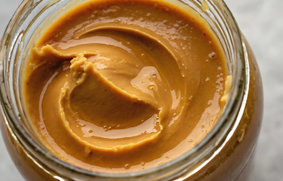 A imagem mostra uma receita de um pote de vidro transparente com um creme marrom dentro.