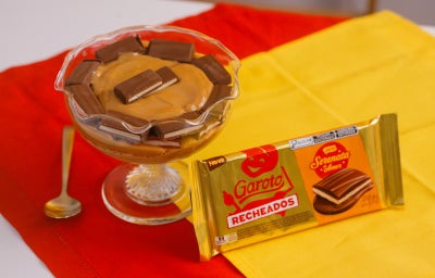 Pavê em taça de vidro com camadas de creme e pedaços de chocolate Serenata do Amor Recheado.