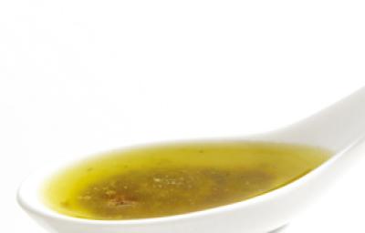 Fotografia em tons de amarelo em uma mesa e fundo brancos, com uma colher de molho e dentro o molho vinagrete. Fotografia em tons de amarelo em uma mesa e fundo brancos, com uma colher de molho e dentro o molho vinagrete.
