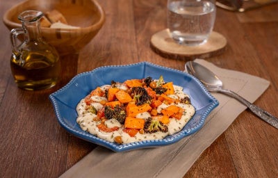 Legumes assados coloridos com molho leve de NUTREN Control, práticos, nutritivos e versáteis.