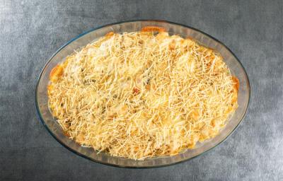 Fotografia mostra uma torta vista de cima coberta de batata palha. Fotografia mostra uma torta vista de cima coberta de batata palha.
