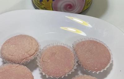 Fotografia de seis unidades de brigadeiro de nesquik em forminhas brancas, sobre um prato raso branco de vidro. Ao lado do prato tem uma embalagem de nesquik. Fotografia de seis unidades de brigadeiro de nesquik em forminhas brancas, sobre um prato raso branco de vidro. Ao lado do prato tem uma embalagem de nesquik.