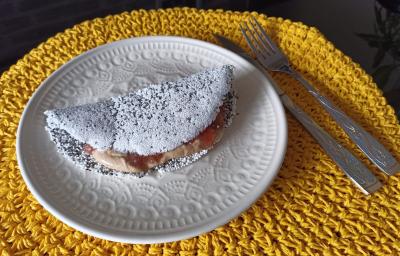 Imagem da receita de Tapioca funcional pré treino, em um prato branco, sobre uma mesa e ao lado os talheres