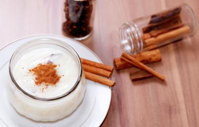 Foto da receita de Mingau de Amido Tradicional. Observa-se um mingau num potinho de vidro polvilhado de canela. Foto da receita de Mingau de Amido Tradicional. Observa-se um mingau num potinho de vidro polvilhado de canela.