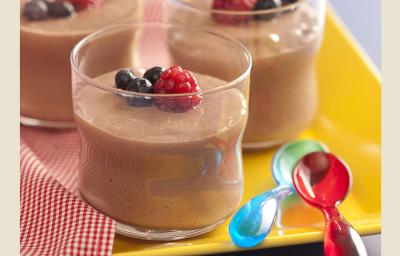 três copos contém o Nescau pronto e por cima frutas vermelhas para decorar. Ao lado contém duas colheres nas cores azul e vermelha. três copos contém o Nescau pronto e por cima frutas vermelhas para decorar. Ao lado contém duas colheres nas cores azul e vermelha.