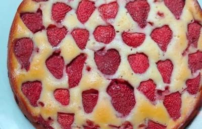 Foto da receita de Bolo de Iogurte e Morango. Observa-se um bolo redondo assado com morangos cortados ao meio no topo. Foto da receita de Bolo de Iogurte e Morango. Observa-se um bolo redondo assado com morangos cortados ao meio no topo.