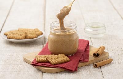 Foto da receita de Pasta de Tostines Especiarias. Observa-se um pote de vidro com a pasta e uma colher mostrando a cremosidade. Biscoitos TOSTINES e canelas em pau decoram a foto. Foto da receita de Pasta de Tostines Especiarias. Observa-se um pote de vidro com a pasta e uma colher mostrando a cremosidade. Biscoitos TOSTINES e canelas em pau decoram a foto.
