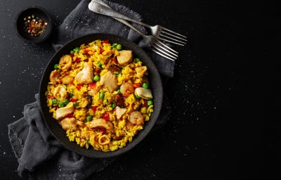 Arroz à valenciana completo e cheio de sabor, com carnes, legumes e preparo prático em uma única panela.
