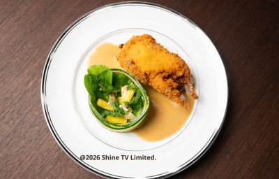 Fotografia em tons claros com uma receita de Codorna Cordon Bleu com Ricota, Shimeji e Presunto Parma
