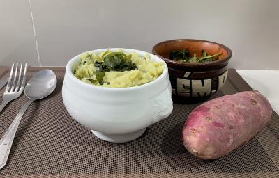 Receita de Purê de Batata Doce com Jambú em um recipiente branco, ao lado uma batata doce e garfo e colher