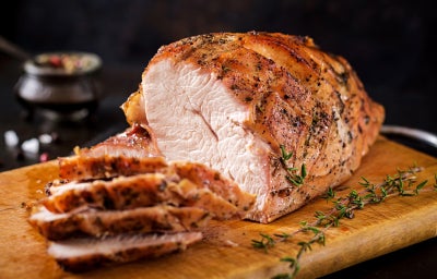 Pernil assado suculento e aromático, ideal para festas e refeições especiais em família.