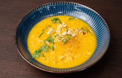Arroz caldoso de caranguejo com leite de coco, azeite de dendê e coentro