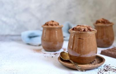 Foto da receita de Mousse de Chocolate Zero Lactose. Observa-se três potes de vidro transparentes com a mousse de chocolate dentro. Foto da receita de Mousse de Chocolate Zero Lactose. Observa-se três potes de vidro transparentes com a mousse de chocolate dentro.