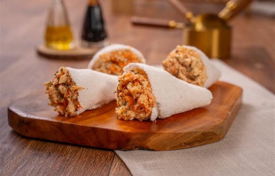 Canudinhos crocantes de tapioca recheados com frango cremoso e NUTREN® Control.
