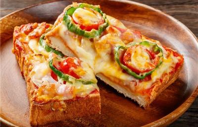 Fotografia de um pão pizza de queijo deretido com tomate, cortado na metade e a outra metade esta apoiado sobre a outra metade. As metades estão em um prato redondo de madeira raso. Fotografia de um pão pizza de queijo deretido com tomate, cortado na metade e a outra metade esta apoiado sobre a outra metade. As metades estão em um prato redondo de madeira raso.