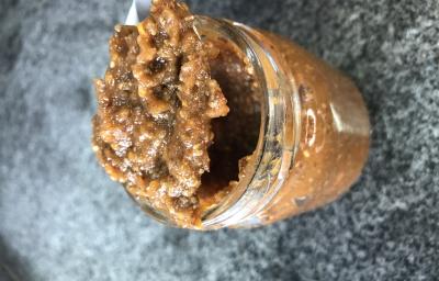 Imagem da receita de Geleia para regular o intestino, em um pote, sobre uma mesa