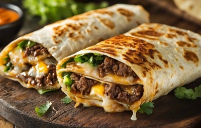 Wrap dourado e gratinado, com queijo derretido por cima e recheio visível de carne moída Wrap dourado e gratinado, com queijo derretido por cima e recheio visível de carne moída