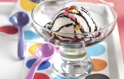 fotografia em tons de rosa e branco tirada de uma bandeja branca com duas taças e ambas contém um bola de sorvete com calda de chocolate. fotografia em tons de rosa e branco tirada de uma bandeja branca com duas taças e ambas contém um bola de sorvete com calda de chocolate.