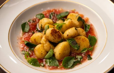 Nhoque de batata caseiro com manteiga, sálvia e molho de tomate fresco