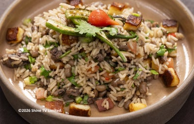 Baião de dois completo com carne de sol, feijão, arroz e cubos dourados de queijo coalho