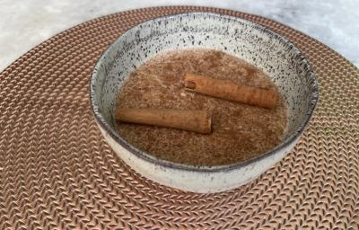 Imagem da receita de Quinoa Doce, em um pote sobre uma mesa Imagem da receita de Quinoa Doce, em um pote sobre uma mesa