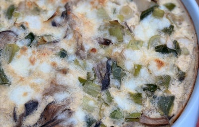 imagem mostra uma quiche de alho poró assada em tons dourados