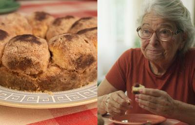 Foto dividida ao meio: do lado esquerdo a receita aproximada de Bolo de Bola. Do lado direito uma senhora mais velha de blusa vermelha comendo um pedaço da mesma receita com uma expressão alegre no rosto Foto dividida ao meio: do lado esquerdo a receita aproximada de Bolo de Bola. Do lado direito uma senhora mais velha de blusa vermelha comendo um pedaço da mesma receita com uma expressão alegre no rosto