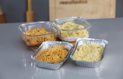 Foto da receita de Sobrecoxa em Crosta, em um recipiente de alumínio e vidro, sobre uma bancada Foto da receita de Sobrecoxa em Crosta, em um recipiente de alumínio e vidro, sobre uma bancada