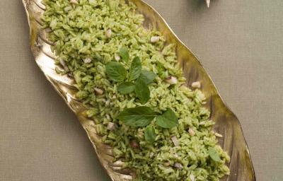 fotografia em tons de cinza, prata e verde de uma bancada cinza vista de cima. Contém um recipiente prata em formato de folha com o arroz. fotografia em tons de cinza, prata e verde de uma bancada cinza vista de cima. Contém um recipiente prata em formato de folha com o arroz.
