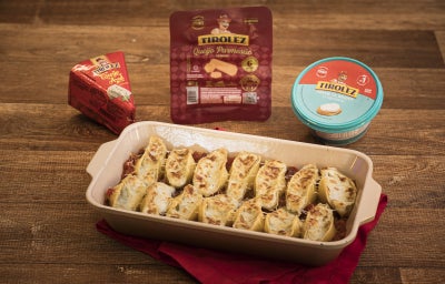 Foto da receita de Conchiglione recheado com 3 queijos Tirolez, servidos lado a lado em uma travessa.