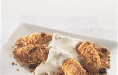 fotografia em tons de branco e marrom tirada de uma prato branco retangular com duas bananas assadas com creme de leite por cima fotografia em tons de branco e marrom tirada de uma prato branco retangular com duas bananas assadas com creme de leite por cima