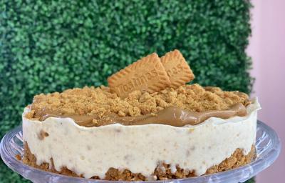 Foto da receita de Torta Gelato de Especiarias. Observa-se uma foto de perto da torta com cobertura de doce de leite e uma farofinha de Tostines Especiarias.