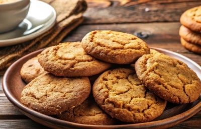 Em cima de uma mesa, prato redondo com biscoitos redondos crocantes. Em cima de uma mesa, prato redondo com biscoitos redondos crocantes.