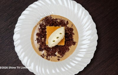 Bolo de tapioca com sorvete de tapioca e coco, servido com coulis de manga, maracujá e hortelã em apresentação elegante.