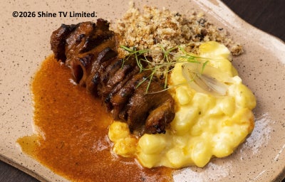 Foto profissional da Receita de Língua Assada com Salada de Batata e Farofa Cítrica servida em um prato de formato orgânico
