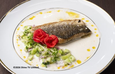 Foto da Receita de Filé de Pescada com Creme de Iogurte e Salada de Pepino, servida em um prato branco com borda dourada