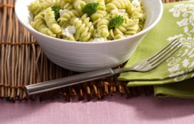 Fotografia em tons de verde em uma mesa de madeira com uma toalha rosa e um jogo americano de palha marrom. Ao centro, um prato branco fundo redondo com o macarrão tipo parafuso com o molho pesto de brócolis e ao lado um guardanapo de pano verde. Fotografia em tons de verde em uma mesa de madeira com uma toalha rosa e um jogo americano de palha marrom. Ao centro, um prato branco fundo redondo com o macarrão tipo parafuso com o molho pesto de brócolis e ao lado um guardanapo de pano verde.