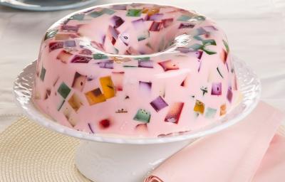 Fotografia mostra uma sobremesa de gelatina com pedaços de outras gelatinas dentro.