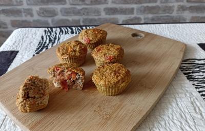 Imagem da receita de Bolinhos de atum com legumes, em uma tábua, sobre uma mesa