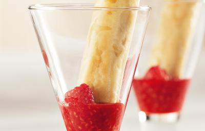 fotografia em tons de branco e vermelho tirada de duas taças. Dentro contém o Coulis de Frutas e o crocante.