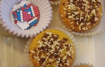 Foto da receita de Cupcake de Cenoura. Observa-se os cupcakes em forminhas individuais com chocolate granulado por cima.