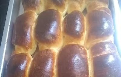 Foto da receita de Pão Sem Lactose. Observa-se um recipiente refratário preenchido de pães assados e dourados. Foto da receita de Pão Sem Lactose. Observa-se um recipiente refratário preenchido de pães assados e dourados.