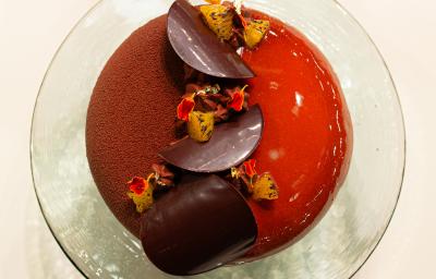 Receita de Entremet de Tangerina, Cambuci e Guanciale, diferente e delicioso, feito com uma Mousse de Chocolate, Geleia de Tangerina, Curd de Cambuci, Crocante de Castanha com Guanciale, Dacquoise de Castanha-do-Pará
