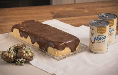 Mousse firme de maracujá com ganache e geleia, ideal para servir em fatias.