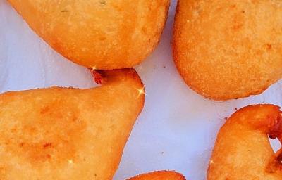 Foto da receita de Coxinha de Frango com Requeijão. Observa-se 5 coxinhas fritas sobre papel toalha. Foto da receita de Coxinha de Frango com Requeijão. Observa-se 5 coxinhas fritas sobre papel toalha.