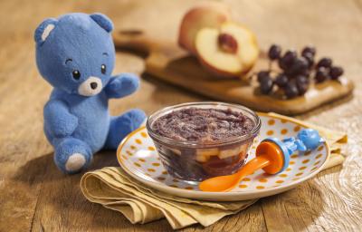 Fotografia em tons de marrom, azul e laranja de uma bancada de madeira com um